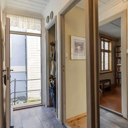 Dinbnb L Traditional Bergenhouse L Roofterrace L 1900 Charm 度假居