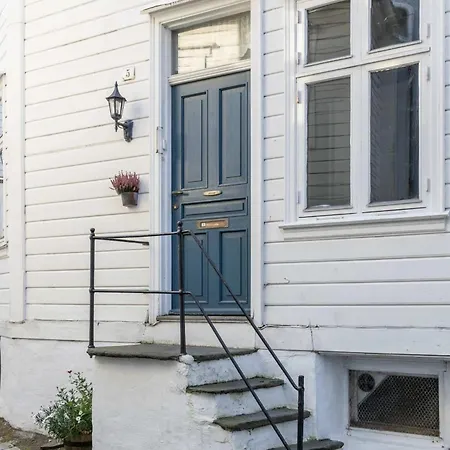 Dinbnb L Traditional Bergenhouse L Roofterrace L 1900 Charm بيت للعطل برغن